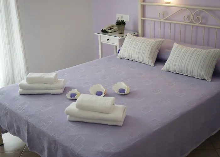 Cyclades فندق 2*